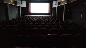Salle de cinéma avec écran et rangées de sièges