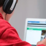 Fibres colorées évoquant les médias numériques