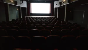 Salle de cinéma avec écran et rangées de sièges